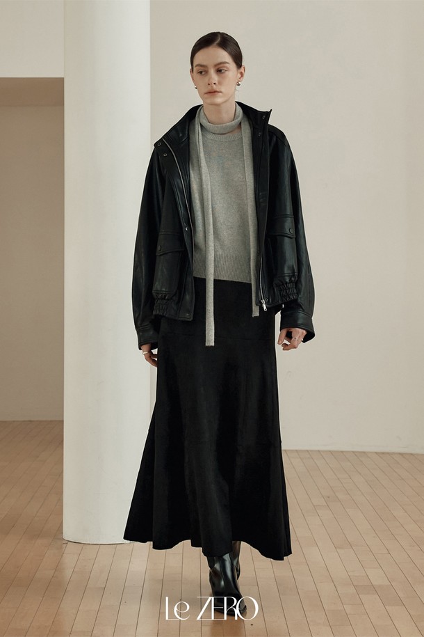 르제로 스웨이드 플레어 스커트 / 블랙은 여성용으로, 미니멀하고 베이직한 스타일을 연출하기에 적합합니다. 부드러운 촉감의 스웨이드 소재로 제작되었으며, 사계절 내내 활용할 수 있습니다. 무지 디자인에 플레어 핏으로, 여성스러운 실루엣을 강조합니다. 미디 기장으로 다양한 상의와 매치하여 클래식한 룩을 완성할 수 있습니다. 
