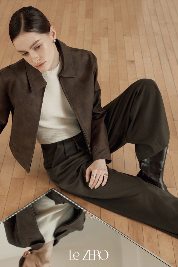 [2컬러] 르제로 더블 핀턱 와이드 슬랙스는 미니멀하고 클래식한 스타일을 추구하는 분들을 위한 슬랙스입니다. 블랙과 브라운 두 가지 색상으로 제공되며, 봄, 가을, 겨울 세 계절 모두 착용하기 좋습니다. 폴리에스테르 소재로 제작되어 부드러운 촉감을 선사하며, 루즈핏과 와이드한 바지핏으로 편안함을 더했습니다. 특히 더블 핀턱 디테일이 돋보이며, 오피스룩, 비즈니스 캐주얼, 출근룩 등 TPO에 맞춰 시크하게 연출할 수 있습니다.
