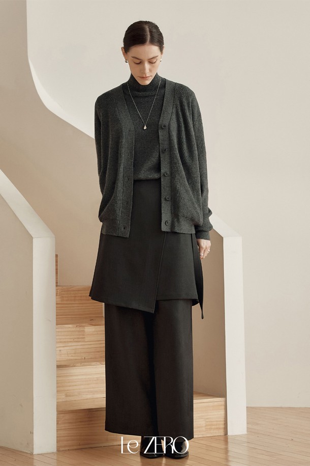 세련된 룩을 완성해 줄 [2컬러] 르제로 더블 핀턱 와이드 슬랙스입니다. 미니멀하고 클래식한 스타일로, 오피스룩, 출근룩, 모임룩 등 다양한 TPO에 활용하기 좋습니다. 블랙과 베이지 두 가지 컬러로 출시되어, 어떤 상의와도 매치하기 용이합니다. 봄, 가을, 겨울 시즌에 적합하며, 부드러운 폴리에스테르 소재로 제작되어 편안한 착용감을 선사합니다. 와이드핏과 더블 핀턱 디테일이 다리 라인을 더욱 길고 슬림하게 연출해 줍니다.
