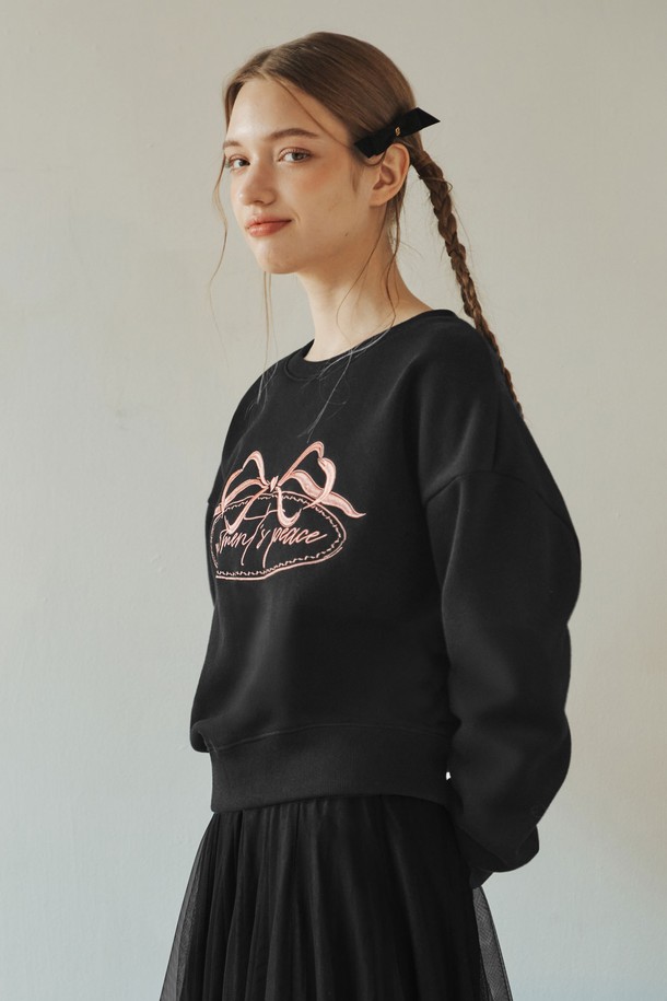 모먼츠피스 맨투맨 / 블랙은 부드러운 촉감의 면과 폴리에스테르 혼방 소재로 제작되어 봄, 가을, 겨울 세 계절 모두 활용 가능한 여성용 맨투맨입니다. 캐주얼하고 베이직한 스타일로, 루즈핏 디자인과 라운드넥, 긴 소매 기장이 편안한 착용감을 선사합니다. 리본 그래픽의 감성적인 레터링 자수 디테일이 돋보이며, 자수 작업으로 완성도를 높였습니다. 데이트룩, 봄 소풍룩 등 다양한 TPO에 어울리며, 스커트나 팬츠 등 어떤 아이템과도 쉽게 매치하여 미니멀하고 클래식한 스타일을 연출할 수 있습니다.
