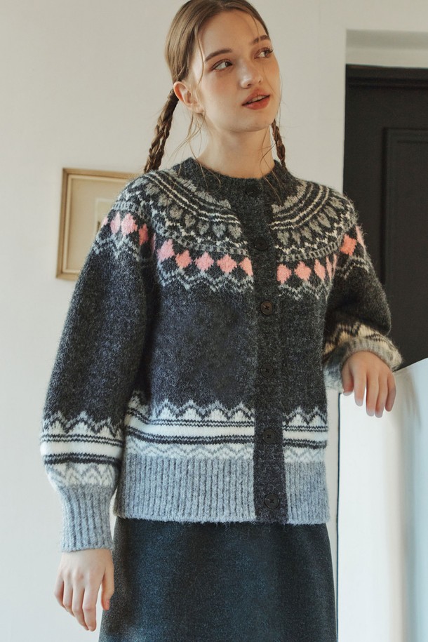 **하트 노르딕 울 가디건 / 그레이**

부드러운 촉감의 하트 노르딕 울 가디건입니다. 포근한 겨울을 위한 두꺼운 두께감과 루즈핏으로 편안한 착용감을 선사합니다. 4가지 컬러 조합의 노르딕 패턴과 넓은 립 디테일이 돋보이며, 라운드넥과 긴소매 디자인으로 다양한 스타일 연출이 가능합니다. 집콕룩, 산책룩 등 캐주얼, 클래식, 미니멀 스타일 모두 소화 가능한 아이템입니다. 볼륨감 있는 실루엣과 리브드 네크라인, 밑단이 특징입니다.
