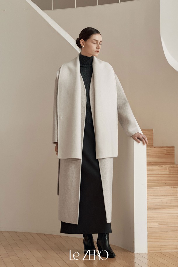 르제로 울 맥시 숄 코트 / 크림은 여성스러운 스타일을 강조하는 아우터입니다. 메리노 울 소재로 제작되어 부드러운 촉감과 은은한 광택을 선사하며, 가을과 겨울에 따뜻하게 착용할 수 있습니다. 숄 카라 디테일과 벨트 클로저가 우아한 분위기를 연출하며, 루즈핏 디자인으로 편안함을 더했습니다. 무지 패턴에 심플한 포켓과 미니멀 펜던트 장식이 더해져 미니멀하면서도 시크한 스타일을 완성합니다. 오피스룩, 출근룩, 모임룩 등 다양한 TPO에 활용할 수 있습니다.
