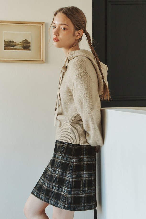 허쉬 체크 스커트 / 브라우니 블랙은 가을, 겨울 시즌에 어울리는 여성용 미니스커트입니다. A라인 핏과 부드러운 촉감의 폴리에스터, 울 혼방 소재로 제작되어 따뜻하고 편안한 착용감을 선사합니다. 브라우니 블랙 컬러의 체크 패턴이 내추럴하면서도 러블리한 스타일을 연출하며, 안감과 옆지퍼 디테일로 실용성을 더했습니다. 데이트룩, 모임룩, 출근룩 등 다양한 TPO에 활용 가능한 클래식, 미니멀, 걸리시 무드의 스커트입니다. 중간 두께감으로 간절기부터 겨울까지 폭넓게 활용할 수 있으며, 비침 걱정 없이 착용할 수 있습니다.
