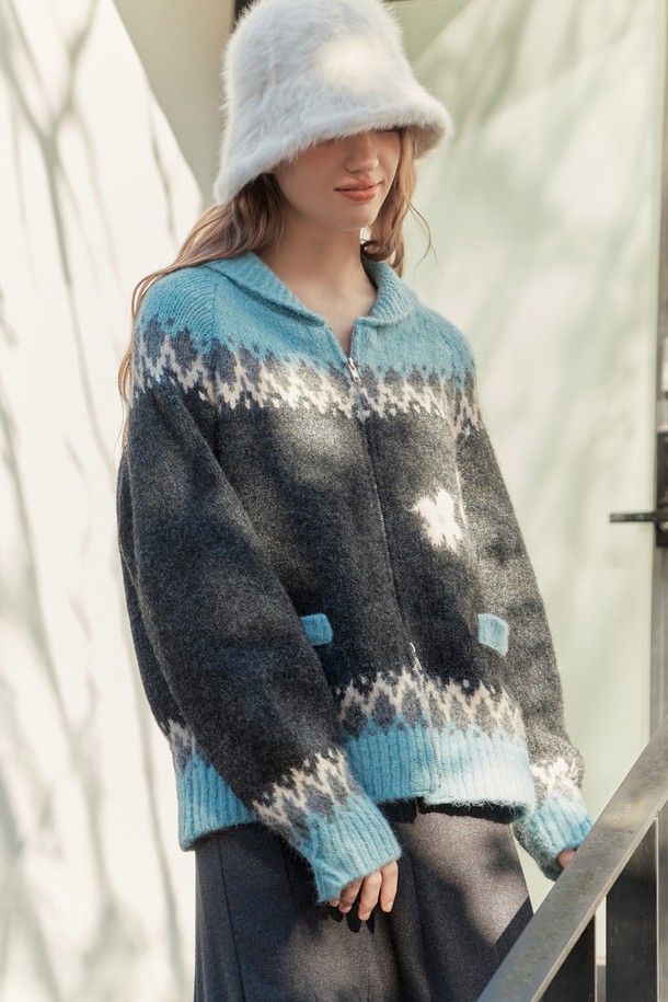 블루 컬러의 플라워 노르딕 울 가디건입니다. 부드러운 촉감의 폴리에스테르, 아크릴, 울, 스판덱스 혼방 소재로 제작되어 겨울철에도 따뜻하게 착용할 수 있습니다. 릴랙스핏 라운드넥 디자인에 긴 소매, 투웨이 지퍼, 라글란 숄더라인, 넓은 립 디테일이 특징이며, 신축성 있는 소재로 편안한 착용감을 선사합니다. 플라워와 노르딕 패턴이 어우러져 캐주얼하면서도 클래식한 무드를 연출하며, 집콕룩이나 산책룩으로 활용하기 좋습니다. 두꺼운 두께감으로 보온성을 높였습니다.
