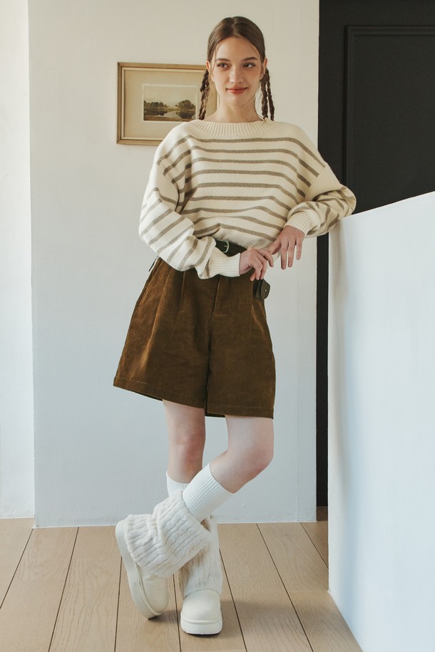 부드러운 코듀로이 소재의 여성용 숏팬츠입니다. 톤 다운된 브라운 컬러로, 봄, 가을 시즌 데일리룩과 캐주얼룩에 활용하기 좋습니다. 넉넉한 와이드 핏과 릴랙스핏으로 편안한 착용감을 선사하며, 뒷밴딩 처리로 활동성을 더했습니다. 벨트 세트 구성에 미니백이 포함되어 있어 실용적이며, 투플리츠 디테일과 클린 실루엣으로 세련된 스타일을 연출합니다. 산책룩, 모임룩 등 다양한 TPO에 캐주얼, 클래식, 미니멀 스타일로 제안합니다.
