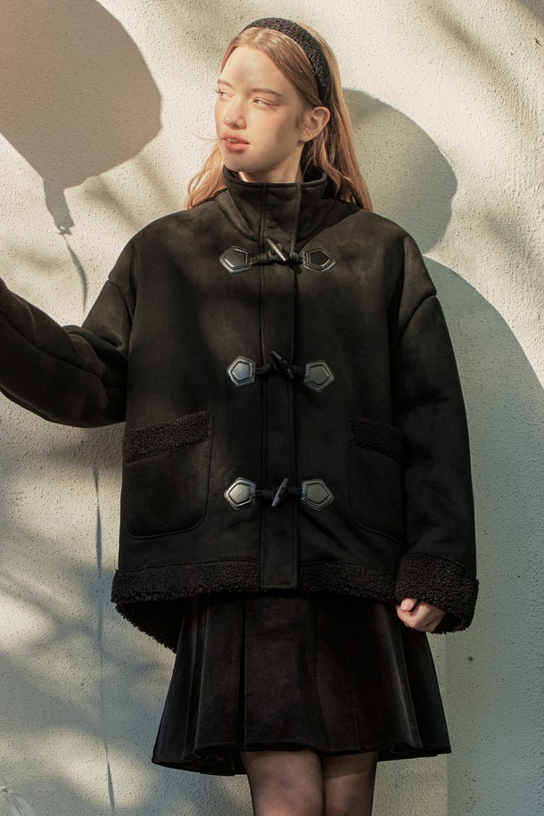 **시어링 무스탕 / 블랙**

부드러운 촉감과 보온성을 자랑하는 여성용 블랙 시어링 무스탕입니다. 캐주얼 및 스트릿 스타일을 연출하기 좋으며, 겨울철 데일리룩에 활용하기 좋습니다. 하이넥 디자인과 넉넉한 루즈핏으로 편안한 착용감을 선사합니다. 견고한 겉감과 포근한 포켓 안감, 긴 소매 기장으로 추운 날씨에도 따뜻하게 입을 수 있습니다. 지퍼 여밈 방식으로 간편하게 착용 가능하며, 무지 패턴으로 어떤 스타일에도 잘 어울립니다.
