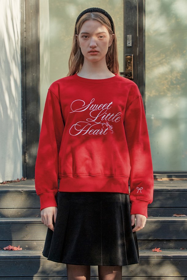 사랑스러운 리본 자수가 포인트인 레터링 맨투맨입니다. 부드러운 면 소재로 제작되어 편안한 착용감을 선사하며, 겨울철 따뜻하게 입을 수 있도록 안감 기모 처리가 되어 있습니다. 라운드넥 디자인에 긴 소매 기장으로, 데일리룩, 캐주얼룩, 러블리룩 등 다양한 스타일에 활용하기 좋습니다. 레귤러핏과 루즈핏 두 가지 핏으로 출시되어, 취향에 맞게 선택 가능합니다. 레드 컬러에 레터링과 리본 자수 디테일이 더해져 캐주얼하면서도 사랑스러운 무드를 연출합니다.
