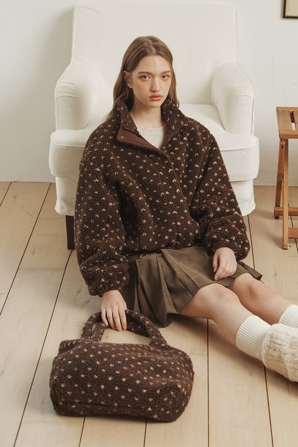 부드러운 테디 플리스 소재의 '테디 플리스 백' 입니다. 브라운과 아이보리 컬러로 출시되었으며, 미디엄 사이즈의 콤팩트한 사각 디자인입니다. 보온 기능이 있으며, 부클 텍스처와 안감이 있어 포근한 착용감을 선사합니다. 도트와 프린트 무늬가 특징이며, 오픈형으로 편리하게 사용 가능합니다. 산책룩, 여행룩, 데이트룩 등 캐주얼, 미니멀, 클래식 스타일 어디에나 잘 어울립니다.
