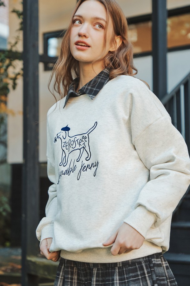 플라워 제리 맨투맨 / 오트밀은 부드러운 기모 안감으로 포근함을 더한 여성 맨투맨입니다. 캐주얼하고 귀여운 스타일의 의류로, 일상복으로 편안하게 착용하기 좋습니다. 라운드넥 디자인에 루즈핏으로 제작되어 여유로운 착용감을 선사하며, 긴 소매와 시보리 마감으로 안정감을 더했습니다. 오트밀 컬러에 플라워 및 레터링, 자수 패턴이 포인트로 들어가 베이직하면서도 사랑스러운 분위기를 연출합니다. 가을, 겨울 시즌에 따뜻하게 입을 수 있는 데일리 아이템입니다.
