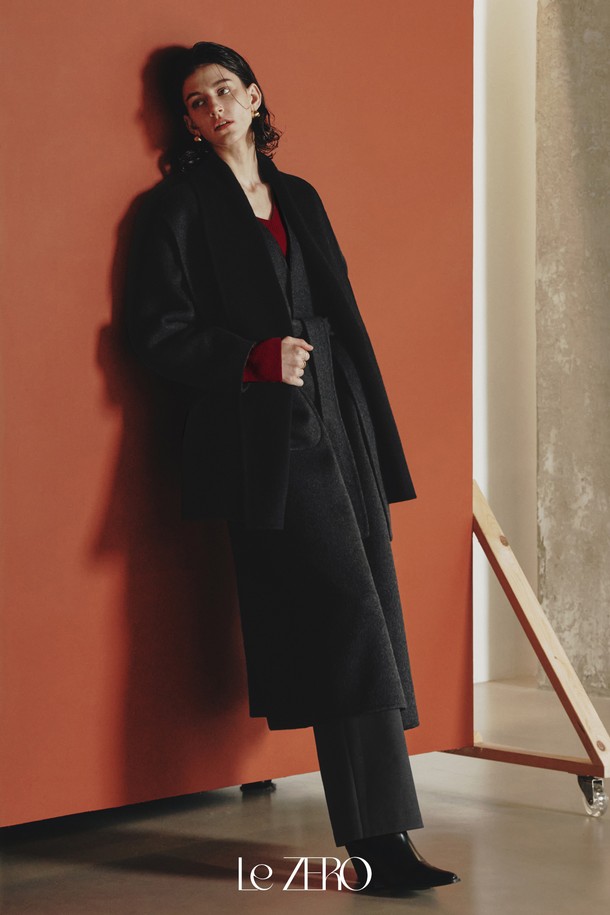 "르제로 울 맥시 숄 코트"는 차콜 컬러의 여성용 코트입니다. 가을과 겨울에 어울리는 두꺼운 두께감의 롱 기장 숄카라 코트로, 릴랙스핏과 루즈핏으로 편안하게 착용할 수 있습니다. 부드러운 울, 폴리에스테르, 아크릴, 나일론 혼방 소재로 제작되었으며, 숄 디테일과 벨트가 포함되어 우아하고 미니멀한 스타일을 연출합니다. 오픈형 또는 타이드 방식으로 연출 가능하며, 포켓이 있어 실용성을 더했습니다. 출근룩, 모임룩, 데이트룩 등 다양한 TPO에 클래식, 미니멀, 시크한 스타일로 활용하기 좋습니다.
