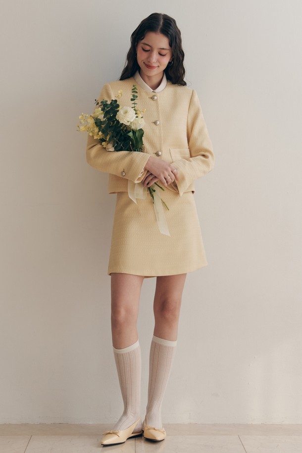 크리미 트위드 스커트 / 버터 옐로우는 부드러운 촉감과 은은한 광택이 돋보이는 폴리에스테르 소재의 여성용 트위드 스커트입니다. 우아하고 클래식한 스타일을 연출하며, A라인 핏으로 다리가 길어 보이는 효과를 선사합니다. 봄, 가을 시즌에 적합하며, 안감이 있어 비침 걱정 없이 편안하게 착용할 수 있습니다. 신축성이 있어 활동성을 높였으며, 데이트룩, 카페룩, 모임룩 등 다양한 TPO에 트렌디하게 스타일링할 수 있습니다. 차분하고 세련된 미니멀 스타일을 완성해 보세요.
