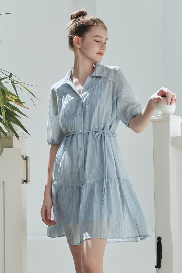 **레인 셔츠 원피스 / 블루 (긴팔ver)**

산뜻한 스카이블루 컬러의 레인 셔츠 원피스입니다. 텐셀, 나일론, 폴리에스터 혼방 소재로 제작되어 가볍고 부드러운 촉감을 선사하며, 봄, 여름 시즌에 시원하게 착용하기 좋습니다. 허리 스트랩으로 핏 조절이 가능하며, 이너 슬립 원피스가 포함되어 있어 더욱 편안하게 스타일링할 수 있습니다. 셔츠와 원피스 두 가지 스타일로 연출할 수 있으며, 루즈핏과 셔츠 칼라 디자인으로 페미닌한 무드를 더했습니다. 데이트룩, 카페룩, 여행룩 등 다양한 TPO에 맞춰 클래식, 미니멀, 로맨틱 스타일을 완성해보세요.
