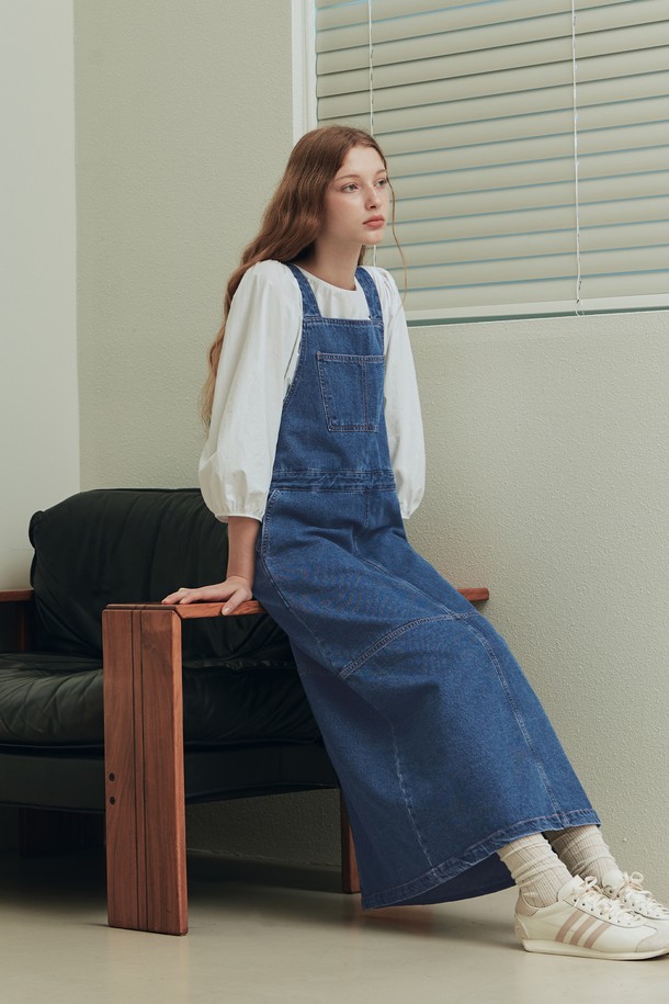 [2TYPE] 오버롤 데님 원피스는 캐주얼한 스타일의 여성 의류입니다. 블루 컬러의 무지 데님 소재로 제작되었으며, 봄, 가을에 착용하기 좋습니다. 민소매 디자인에 스퀘어넥이 돋보이며, 루즈핏과 A라인 치마 타입으로 편안한 착용감을 선사합니다. 오버롤 스타일과 포켓 디테일이 더해져 산책룩으로 활용하기 좋으며, 두꺼운 두께감과 뻣뻣한 촉감이 특징입니다.

