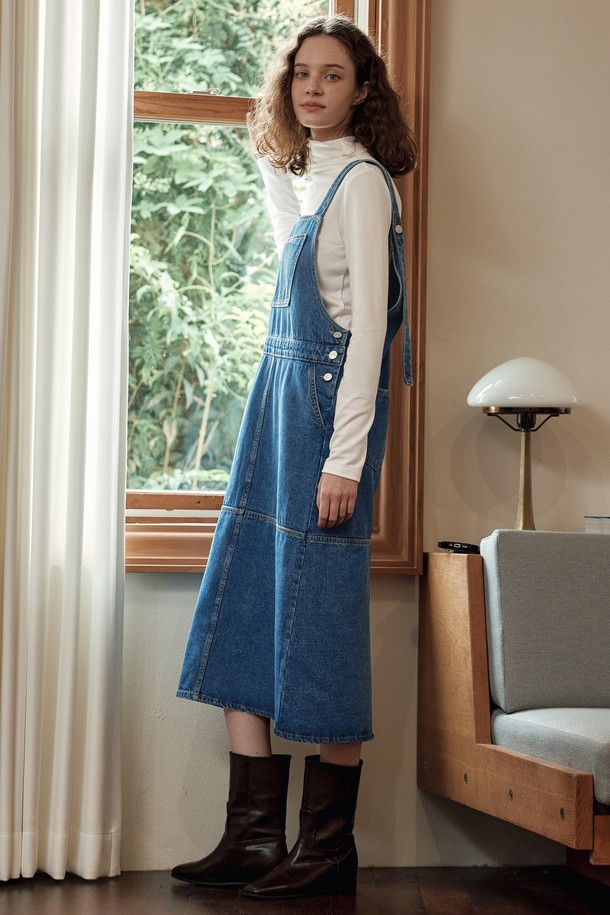 [2TYPE] 오버롤 데님 원피스는 캐주얼한 스타일의 여성 의류입니다. 블루 컬러의 무지 데님 소재로 제작되었으며, 봄, 가을에 착용하기 좋습니다. 민소매 디자인에 스퀘어넥이 돋보이며, 루즈핏과 A라인 치마 타입으로 편안한 착용감을 선사합니다. 오버롤 스타일과 포켓 디테일이 더해져 산책룩으로 활용하기 좋으며, 두꺼운 두께감과 뻣뻣한 촉감이 특징입니다.
