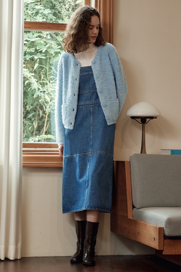 [2TYPE] 오버롤 데님 원피스는 캐주얼한 스타일의 여성 의류입니다. 블루 컬러의 무지 데님 소재로 제작되었으며, 봄, 가을에 착용하기 좋습니다. 민소매 디자인에 스퀘어넥이 돋보이며, 루즈핏과 A라인 치마 타입으로 편안한 착용감을 선사합니다. 오버롤 스타일과 포켓 디테일이 더해져 산책룩으로 활용하기 좋으며, 두꺼운 두께감과 뻣뻣한 촉감이 특징입니다.
