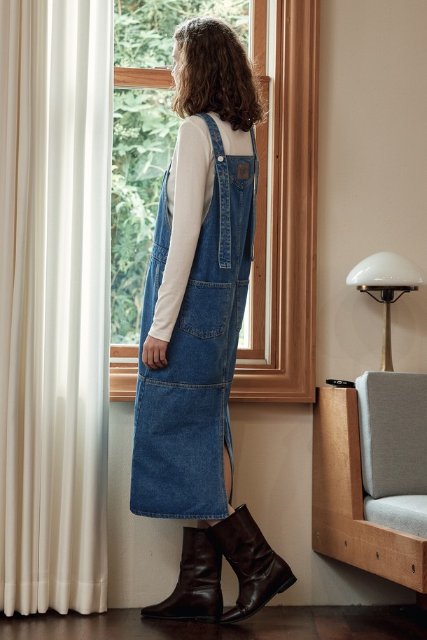 [2TYPE] 오버롤 데님 원피스는 캐주얼한 스타일의 여성 의류입니다. 블루 컬러의 무지 데님 소재로 제작되었으며, 봄, 가을에 착용하기 좋습니다. 민소매 디자인에 스퀘어넥이 돋보이며, 루즈핏과 A라인 치마 타입으로 편안한 착용감을 선사합니다. 오버롤 스타일과 포켓 디테일이 더해져 산책룩으로 활용하기 좋으며, 두꺼운 두께감과 뻣뻣한 촉감이 특징입니다.
