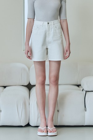 화이트 데님 숏팬츠 / 화이트