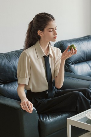 반팔 데일리 타이 블라우스 / 베이지