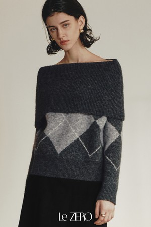 르제로 아가일 오프숄더 울 스웨터 / 차콜