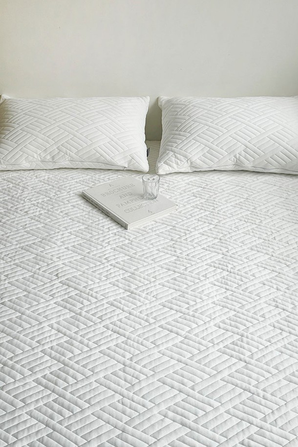 듀라론 썸머 아이스 냉감패드 베개커버 세트 LK는 기하학 패턴이 돋보이는 화이트 색상의 침구 세트입니다. 고성능 냉감사를 사용하여 제작되었으며, 인체 접촉 시 즉각적인 냉감 효과와 더불어 흡습, 속건, 경량의 기능성을 제공합니다. 매트리스 고정 밴드가 있어 편리하며, 얇은 두께로 여름철 시원하고 쾌적한 잠자리를 선사합니다.
