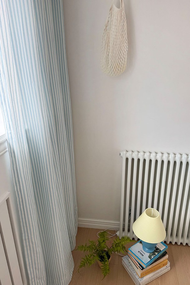 하늘 스트라이프 패턴에 자수와 레이스 장식이 더해진 면 소재 여름 커튼입니다. 내추럴하고 심플한 무드를 연출하며, 자외선 차단 기능이 있습니다. 봉포켓 형태로 커튼봉 또는 레일에 설치 가능하며, XL 사이즈로 2장 이상 구매 시 타이(끈)가 포함됩니다.
