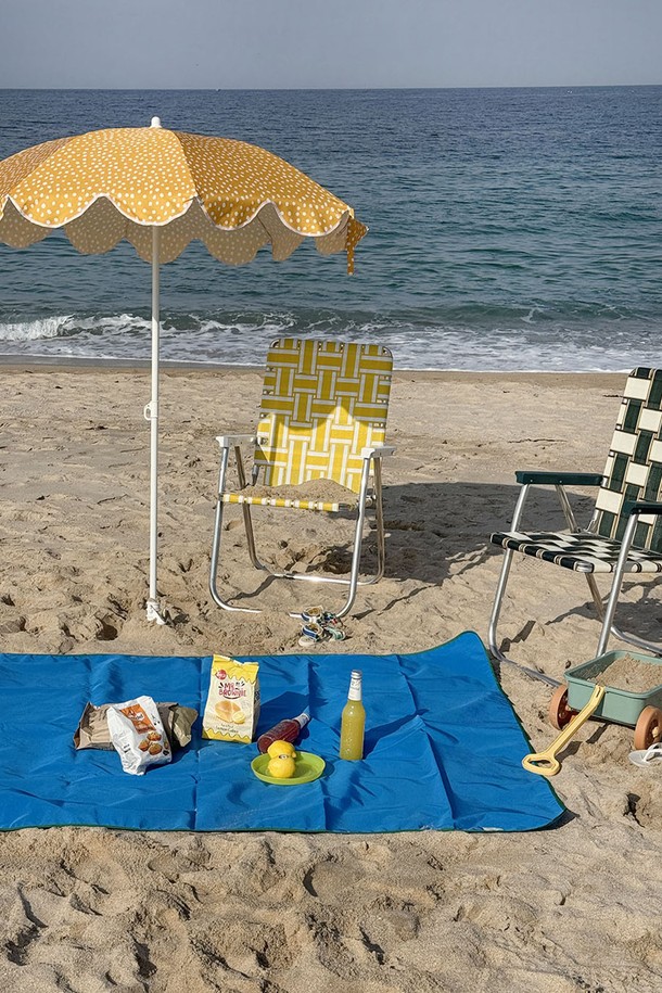 헤이 스트라이프 양면 방수 피크닉매트는 폴리에스터 소재의 140x180cm 사이즈로, 그린, 블루, 핑크, 오렌지, 옐로우 4가지 컬러 옵션을 제공합니다. 스트라이프 및 무지 패턴이 적용된 이 매트는 양면 사용이 가능하며, 방수 기능과 더불어 가벼운 무게와 휴대성을 자랑합니다. 디지털 프린팅과 더블 레이어 구조, 양면 방수 코팅으로 제작되었으며, 면 파우치가 함께 제공되어 피크닉, 아웃도어 활동은 물론 일상에서도 2-3인이 사용하기에 적합합니다.
