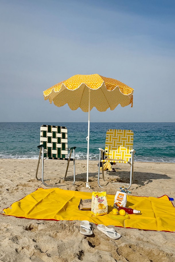 헤이 스트라이프 양면 방수 피크닉매트는 폴리에스터 소재로 제작된 140x180cm 사이즈의 피크닉 매트입니다. 스트라이프 또는 무지 패턴의 양면 디자인으로, 방수 기능이 있어 피크닉, 아웃도어 활동 시 유용하며, 휴대 및 보관이 용이하도록 면 파우치가 함께 제공됩니다. 그린+블루 스트라이프, 핑크+오렌지 스트라이프, 옐로우, 블루 4가지 컬러 옵션과 더블 또는 싱글 레이어 구조로 선택 가능하며, 2-3인용으로 적합합니다.
