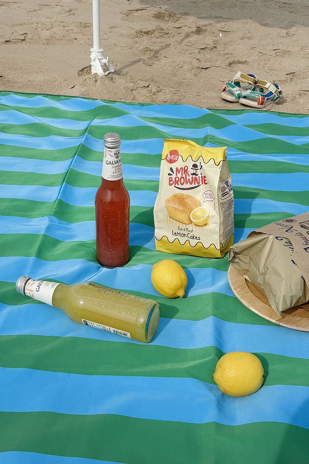 헤이 스트라이프 양면 방수 피크닉매트는 폴리에스터 소재의 140x180cm 사이즈로, 그린, 블루, 핑크, 오렌지, 옐로우 색상으로 제공되며 스트라이프 및 무지 패턴이 특징입니다. 방수 기능과 양면 사용이 가능하며, 디지털 프린팅과 이중 레이어 구조로 제작되어 피크닉, 아웃도어 활동은 물론 일상에서도 유용하게 사용할 수 있습니다. 휴대용 파우치가 포함되어 있어 휴대가 간편하고, 2-3인용으로 적합하며 경량으로 제작되었습니다.
