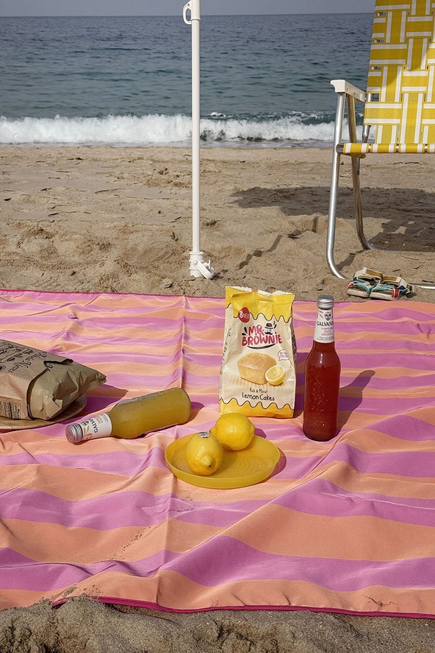 헤이 스트라이프 양면 방수 피크닉매트는 폴리에스터 소재의 140x180cm 사이즈로, 그린, 블루, 핑크, 오렌지, 옐로우 색상으로 제공됩니다. 스트라이프 및 무지 패턴이 적용된 양면 디자인으로, 방수 기능이 있어 피크닉, 아웃도어 활동, 일상생활에서 유용하게 사용할 수 있습니다. 더블 레이어 구조와 디지털 프린팅으로 제작되었으며, 경량으로 휴대가 간편하고 2-3인용으로 사용하기 적합하며 면 파우치가 함께 제공됩니다.
