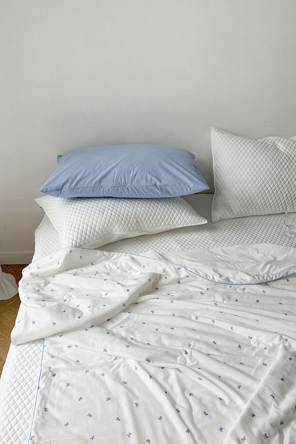 여름철 시원함을 선사하는 쁘띠 리본 냉감 듀라론 여름이불 SS입니다. 부드러운 냉감 듀라론 소재와 귀여운 리본 패턴 프린팅으로 여성 고객을 위해 디자인되었습니다. 슈퍼싱글 사이즈로, 블루와 그레이 두 가지 색상 중 선택 가능하며, 이불 1개로 구성되어 있습니다.
