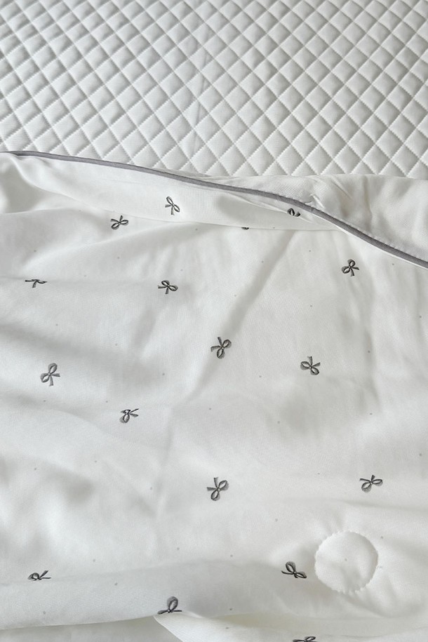 시원한 냉감 듀라론 소재로 제작된 쁘띠 리본 여름이불 SS입니다. 귀여운 리본 패턴과 블루, 그레이 컬러로 디자인되어 시원하고 산뜻한 침실 분위기를 연출합니다. 퀼팅 처리로 부드러운 촉감과 내구성을 높인, 슈퍼싱글 사이즈의 여름 침구입니다.
