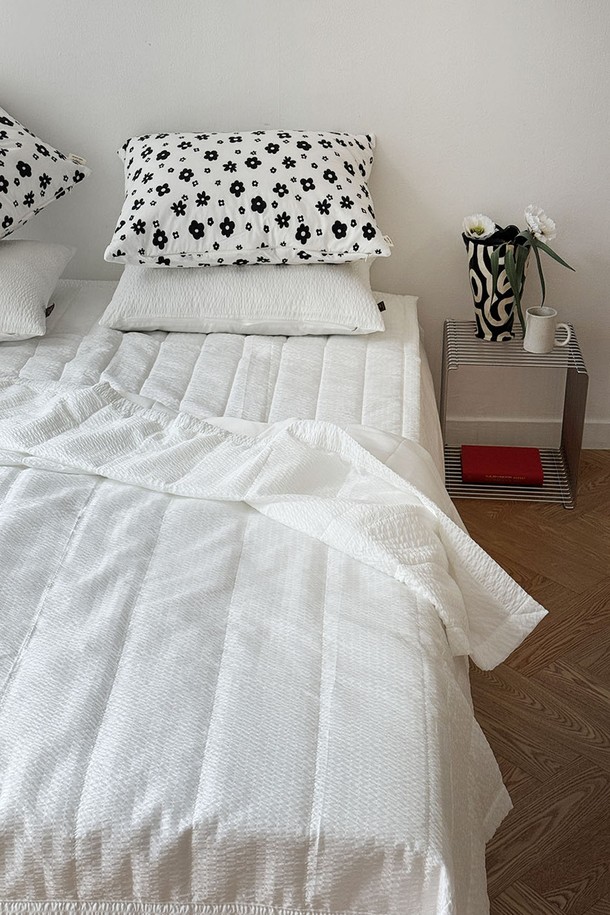 시원한 여름을 위한 시어서커 미끄럼방지 침대패드입니다. 부드러운 주름감의 시어서커 원단으로 통기성이 뛰어나 쾌적한 수면 환경을 제공하며, 뒷면은 유론 쿨링 소재로 제작되어 더욱 시원함을 느낄 수 있습니다. 화이트, 스카이블루 두 가지 색상으로 출시되었으며, 고정 밴드가 있어 침대 위에서 미끄러짐 없이 편안하게 사용할 수 있습니다.
