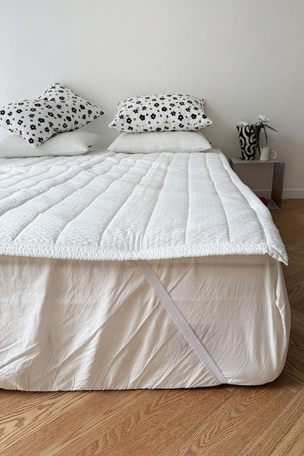 **시어서커 미끄럼방지 고정밴드 침대패드 Q**는 시원한 여름을 위한 필수 침구입니다. 통기성이 뛰어난 폴리에스터 시어서커 소재와 얇은 두께로 쾌적한 수면 환경을 제공하며, 주름 텍스처와 쿨링 기능이 특징입니다. 미끄럼 방지 처리와 고정 밴드로 침대 위에서 밀림 없이 편안하게 사용할 수 있으며, 화이트와 스카이블루 두 가지 색상, Q 사이즈로 만나보세요.
