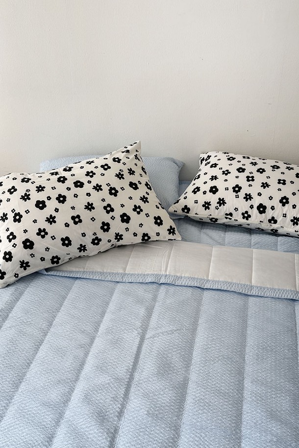 시원함을 선사하는 쿨 듀라론+시어서커 양면 냉감 여름차렵이불 SS입니다. 부드러운 듀라론과 통기성이 뛰어난 시어서커 소재로 제작되어 여름철에도 쾌적한 잠자리를 제공합니다. 화이트와 스카이블루 두 가지 색상으로 출시되었으며, SS, Q/K 사이즈 및 이불 단품, 세트, 풀세트 등 다양한 구성으로 만나보실 수 있습니다. 양면 디자인, 직선 퀼팅, 논슬립 처리, 밴드 처리로 실용성을 더했습니다.
