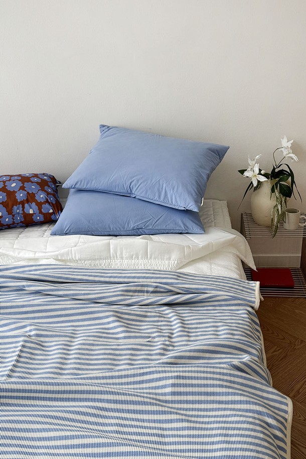 시원한 여름을 위한 와플 스트라이프 홑이불입니다. 면, 폴리에스테르, 스판덱스 혼방 소재로 제작되어 부드럽고 쾌적한 사용감을 선사하며, 스카이블루와 브라운 두 가지 색상으로 제공됩니다. 얇은 두께와 경량 디자인으로 여름철 침구 및 소파 커버 등 다용도로 활용 가능하며, 심플하고 모던한 스타일을 연출합니다. 와플 직조 텍스처와 선염 스트라이프 패턴이 시원한 느낌을 더하며, 150x180cm 크기의 단품 구성입니다.
