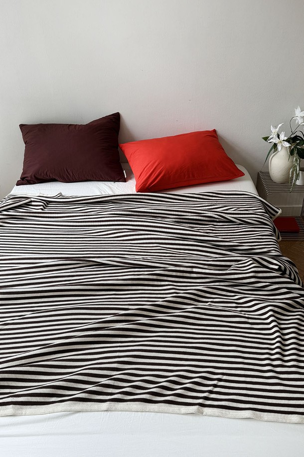 **와플 스트라이프 여름 홑이불**은 얇고 가벼운 면, 폴리에스터, 스판덱스 혼방 소재로 제작되어 시원한 여름철 쾌적한 잠자리를 선사합니다. 스카이, 브라운 두 가지 색상으로 출시되었으며, 원사 염색 와플 스트라이프 패턴과 럭셔리한 스타일을 더했습니다. 150x180cm 사이즈로 소파나 침대 어디든 활용 가능하며, 단품 구성으로 실용성을 높였습니다.
