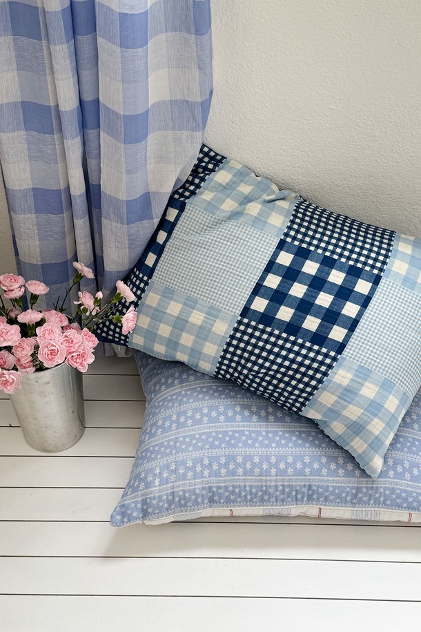 죠죠 블루 4중 거즈 양면 베개커버는 부드러운 면 소재의 50x70cm 사이즈 베개커버입니다. 블루 컬러에 스트라이프와 체크 패턴이 조화롭게 디자인되었으며, 4중 거즈와 바이오워싱 가공으로 부드러운 촉감과 흡습성을 제공합니다. 아이부터 어른까지 누구나 사용할 수 있으며, 양면 디자인으로 실용적이고 포인트 베개커버로 활용하여 침실 분위기를 연출할 수 있습니다.
