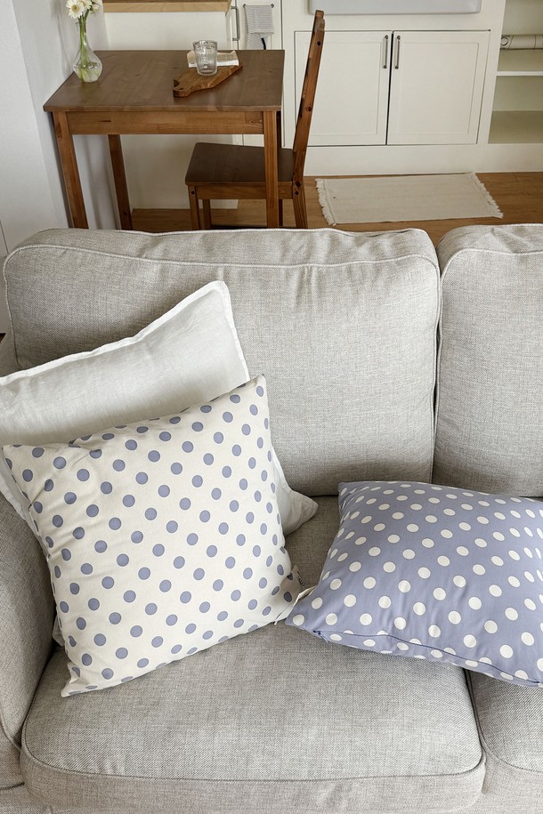 부드러운 면 소재의 도트 쿠션 커버입니다. 크림, 바이올렛 느낌의 블루 두 가지 색상으로 출시되어, 심플하면서도 귀여운 홈데코를 연출할 수 있습니다. 40x40cm와 50x50cm 두 가지 사이즈로, 속솜은 별도로 구매해야 하며, 다른 컬러와 믹스매치하여 개성 있는 공간을 꾸밀 수 있습니다.
