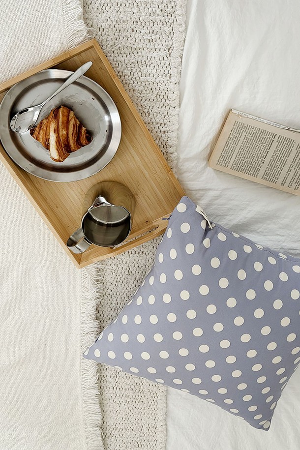 부드러운 면 소재의 도트 쿠션 커버입니다. 크림, 바이올렛 느낌의 블루 두 가지 색상으로 출시되었으며, 50x50cm와 40x40cm 두 가지 사이즈 중 선택 가능합니다. 심플하면서도 큐트한 디자인으로, 홈 데코에 포인트를 줄 수 있으며 다른 컬러와 믹스매치하여 개성 있는 연출도 가능합니다. (솜은 미포함이며, 커버만 제공됩니다.)
