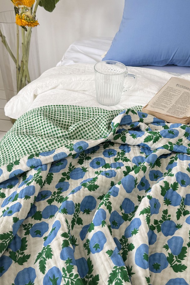 토마토 양면 4중거즈 블랭킷은 부드러운 면 소재로 제작되어 얇지만 보온성을 제공합니다. 140x180cm 크기로, 레드, 옐로우, 블루 세 가지 색상 옵션이 있으며, 토마토 패턴과 체크 패턴의 양면 디자인으로 침구, 소파, 데코용으로 활용할 수 있습니다. 여름철에 적합하며, 4중 거즈 원단으로 제작되어 부드러운 촉감을 선사합니다.
