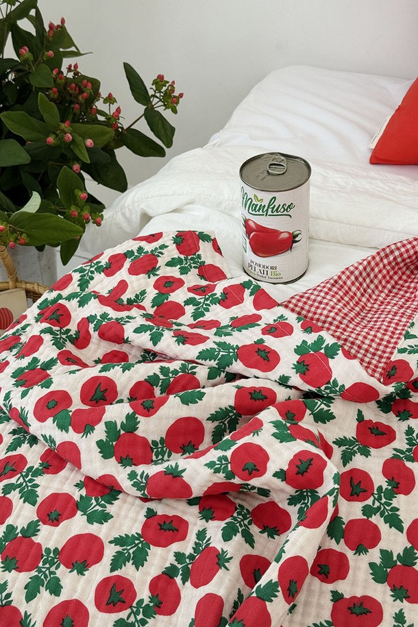 토마토 양면 4중 거즈 블랭킷은 부드러운 면 소재로 제작되었으며, 얇은 두께로 여름철에도 쾌적하게 사용할 수 있습니다. 레드, 옐로우, 블루 3가지 색상으로, 토마토 프린트와 체크 패턴이 양면으로 디자인되어 캐주얼한 분위기를 연출합니다. 140x180cm 사이즈로 소파나 침대에 걸쳐 장식용으로도 활용 가능합니다.
