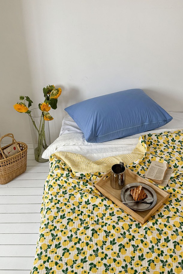 부드러운 면 소재에 4중 거즈로 제작되어 흡습성이 뛰어난 토마토 양면 블랭킷입니다. 앞면은 귀여운 토마토 프린트, 뒷면은 산뜻한 체크 패턴으로 디자인되어 침구, 소파 또는 장식용으로 활용 가능합니다. 레드, 옐로우, 블루 3가지 컬러로 만나볼 수 있으며, 140x180cm 크기로 넉넉하게 사용하실 수 있습니다.
