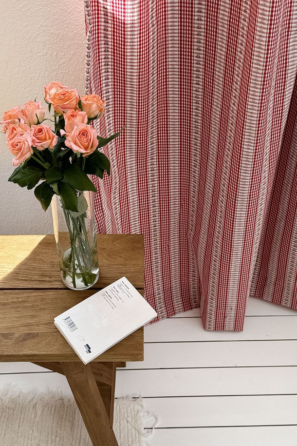 에바 빈티지 레드 자수 커튼 S는 빈티지 스타일의 매력을 담은 커튼입니다. 붉은색 면 소재에 체크 패턴과 자수 디테일이 섬세하게 더해져, 집안에 따뜻하고 아늑한 분위기를 선사합니다. 봉 통과형으로 설치가 간편하며, 10cm 봉 통과구를 통해 커튼봉 또는 레일에 설치할 수 있습니다. 커튼 1장과 타이백으로 구성되어 있으며, 인테리어 및 창문 장식 용도로 활용하기 좋습니다. 특히 집들이룩, 집콕룩, 카페룩 등 다양한 TPO에 잘 어울리며 클래식, 미니멀, 레트로 스타일을 선호하는 분들께 추천합니다. 본 상품은 커스텀 제작 상품으로, 주문 후 제작 기간 7-10일이 소요되며, 주문 후 취소 및 사이즈 변경은 불가합니다.
