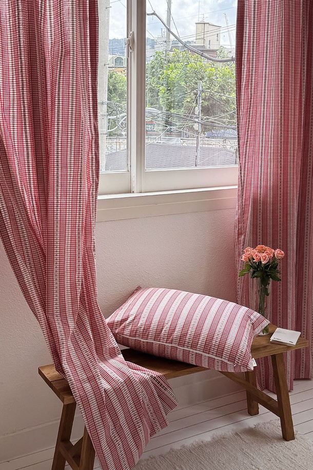 에바 빈티지 레드 자수 커튼 M은 빈티지 스타일을 연출하는 레드 컬러의 면 소재 커튼입니다. 체크 패턴을 기반으로, 섬세한 자수와 레이스 디자인이 적용되어 로맨틱한 분위기를 더합니다. 봉타입으로 설치가 간편하며, 10cm 터널 입구 및 로드포켓 디자인으로 제작되었습니다. 집콕룩, 집들이룩 등 다양한 TPO에 활용 가능하며, 클래식, 레트로 무드를 연출하기 좋습니다. 커튼 타이 2개 이상 구매 시, 커튼 타이를 함께 제공합니다.
