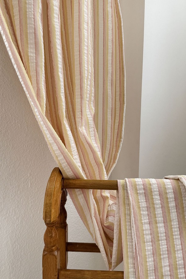 시에나 스트라이프 커튼 S는 레드와 옐로우 컬러의 면 소재 스트라이프 패턴으로 디자인된 실내 장식 커튼입니다. 봉집형 디자인으로, 봉집 터널 입구는 10cm이며, 앞뒤면 동일 컬러를 적용하여 깔끔함을 더했습니다. 적절한 두께감으로 사계절 내내 사용 가능하며, 자외선 차단 기능이 있어 실용적입니다. 미니멀하고 클래식한 스타일로 집콕룩을 완성하며, 2장 이상 구매 시 커튼끈을 증정합니다. 사이즈는 S, M, XL 세 가지 타입으로 제공됩니다.
