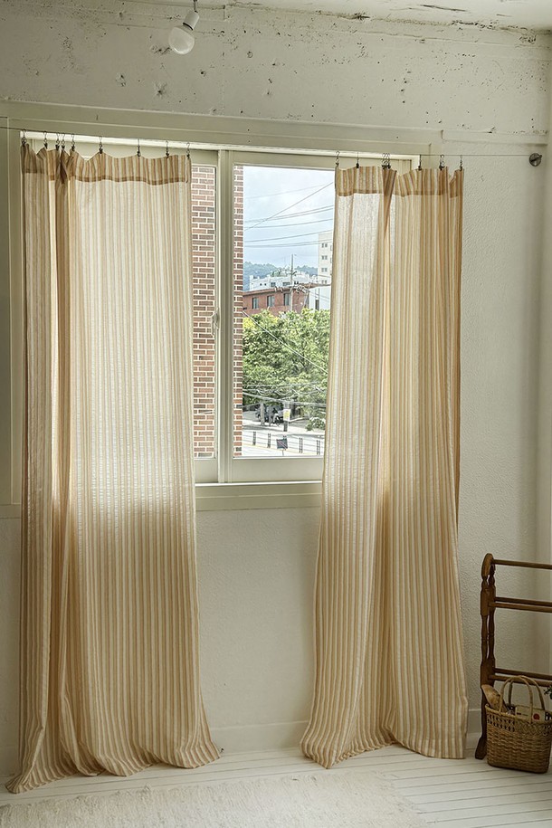 시에나 스트라이프 커튼 XL은 레드와 옐로우 컬러의 면 소재 스트라이프 패턴 커튼입니다. 모던하고 베이직한 스타일로, 사계절 내내 자외선 차단 기능을 제공하며 얇은 두께감을 가지고 있습니다. 봉집형, 양면 동일, 플랫 타입 디자인으로 제작되었으며, 집콕룩, 집들이룩, 카페룩에 잘 어울립니다. 미니멀, 클래식 스타일을 선호하는 분들께 추천드리며, 커튼타이 포함 (2개 이상 구매 시)하여 보내드립니다. 또한, 커튼봉/레일 사용 및 봉집/고리형 설치가 가능하며 맞춤 제작으로 7-10일 소요됩니다.
