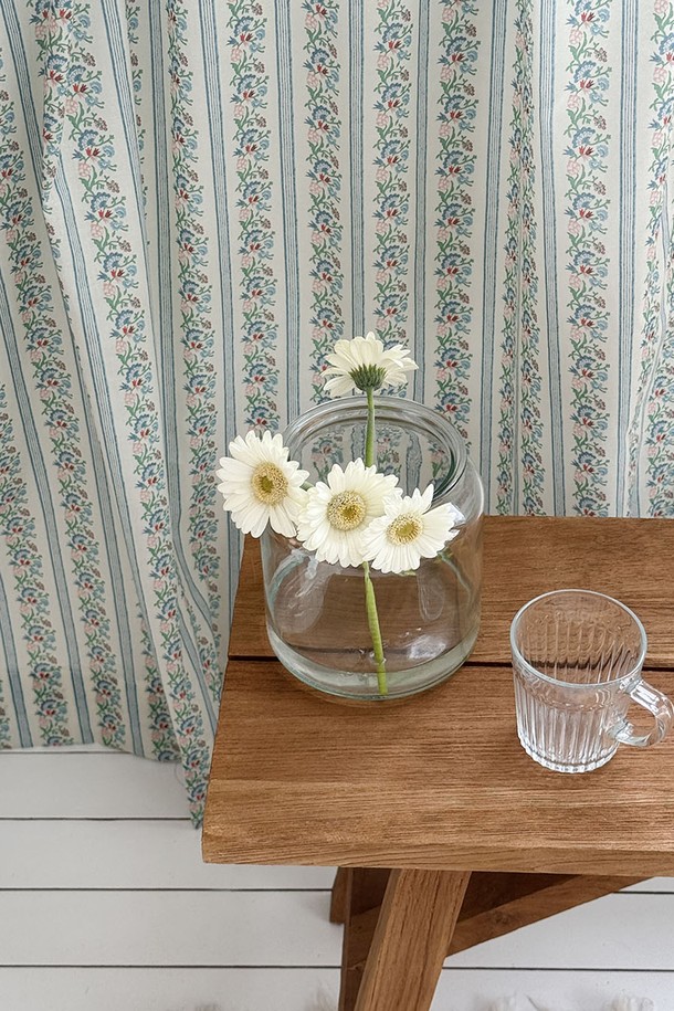 글렌 스트라이프 빈티지 커튼 S는 화이트와 스카이블루 컬러의 면 소재 커튼입니다. 스트라이프와 플라워 패턴이 어우러져 빈티지 스타일을 연출하며, 부드러운 촉감을 느낄 수 있습니다. 로드 포켓 디자인으로 제작되었으며, 커튼봉 터널 10cm, 단폭 커튼, 플랫 타입으로 구성되어 있습니다. 커튼링 설치가 가능하며, 맞춤 제작도 가능하여 다양한 공간에 활용할 수 있습니다. 집콕룩, 클래식, 로맨틱, 미니멀 스타일을 좋아하시는 분들께 추천합니다.
