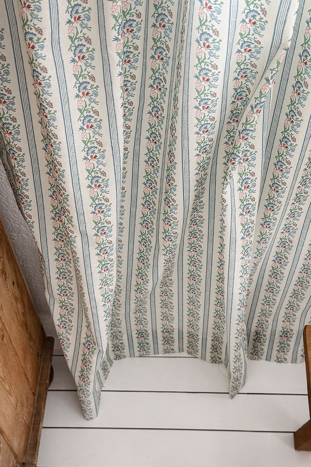 글렌 스트라이프 빈티지 커튼 M은 화이트와 스카이블루 컬러의 조화가 돋보이는 커튼입니다. 국내산 프리미엄 면 소재로 제작되어 부드러운 드레이프성을 자랑하며, 방진 기능으로 실용성을 더했습니다. 클래식하고 빈티지한 스타일로, 집들이룩과 집콕룩 모두에 잘 어울립니다. 10cm 터널형 개구부와 로드포켓 디자인으로 커튼봉 또는 커튼레일 설치가 용이합니다. 측면 헴라인 처리로 마감의 완성도를 높였습니다.
