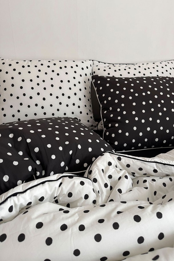 겨울철 포근함을 선사하는 폴카 도트 화이트 블랙 차렵이불입니다. 부드러운 화이트와 블랙 컬러의 조화가 세련된 분위기를 연출합니다. 톡톡 튀는 폴카 도트 패턴으로 밋밋함을 덜어내고 포인트를 더했습니다. 넉넉한 Q 사이즈로 편안하고 아늑한 잠자리를 제공합니다. 두꺼운 두께감으로 추운 겨울에도 따뜻하게 사용할 수 있는 데일리 침구입니다.
