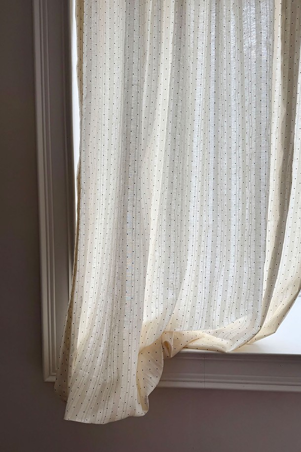 미니 봉봉 도트 크림 커튼 M은 사랑스러운 분위기를 연출하는 실내 장식용 커튼입니다. 부드러운 크림색 바탕에 귀여운 도트 무늬가 돋보이며, 봉봉 디테일이 더해져 포인트를 줍니다. 반투명 소재로 은은하게 빛을 여과하여 아늑한 공간을 만들어줍니다. M 사이즈로 다양한 공간에 활용하기 좋으며, 봉봉 디자인이 사랑스러운 분위기를 더해줍니다.
